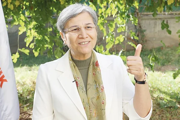 Moralimizi beyaz tülbentlerinizden alıyoruz