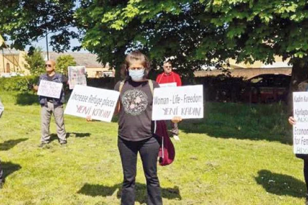 Londra’da kadına şiddet protesto edildi