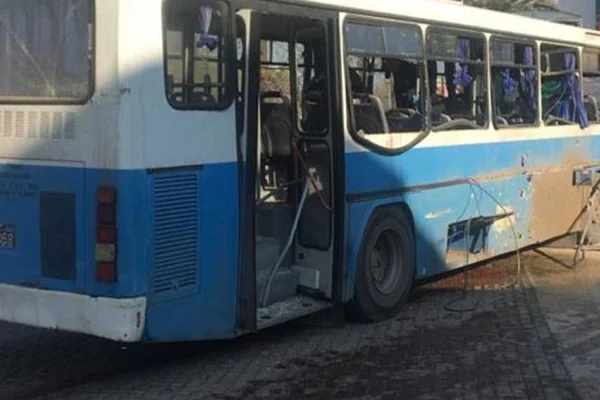Gardiyanların otobüsüne eylem