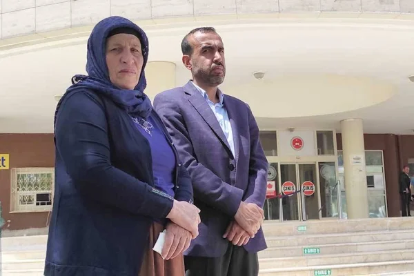 Bayramda da adliye önünde