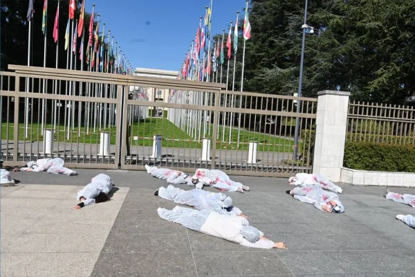 BM önünde kanlı tulumla protesto
