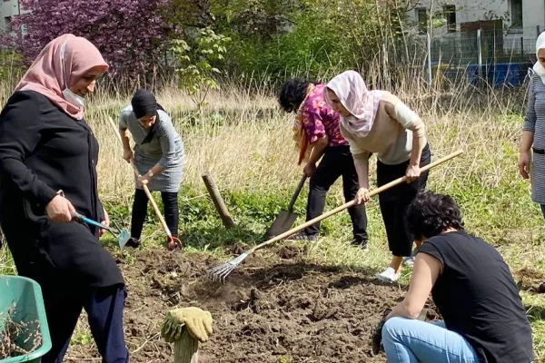 Hevrin Xelef şifa dağıtıyor