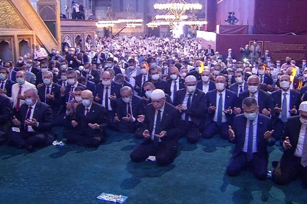Kobanê’de kılınmayan namaz Ayasofya’da kılındı