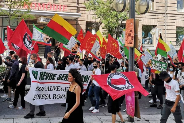 Gençler polis şiddetine karşı yürüdü