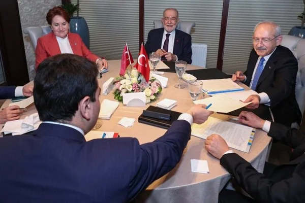 'Türk siyasetinin' muhalefet cephesinde değişen bir şey yok