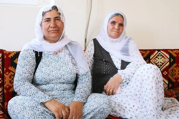 Kürtçe için direnen iki kadın
