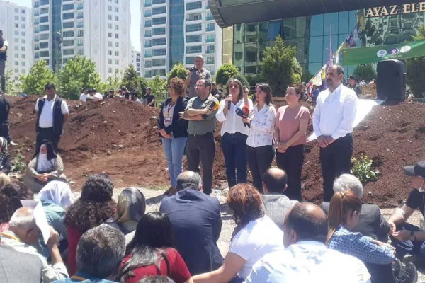 Konferans öncesi protesto