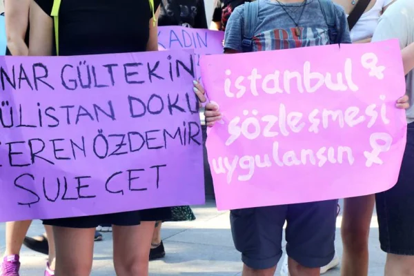 AKP'yi protestoya gözaltı