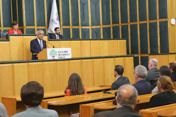 Kürt düşmanlığını dünyaya dayatıyor