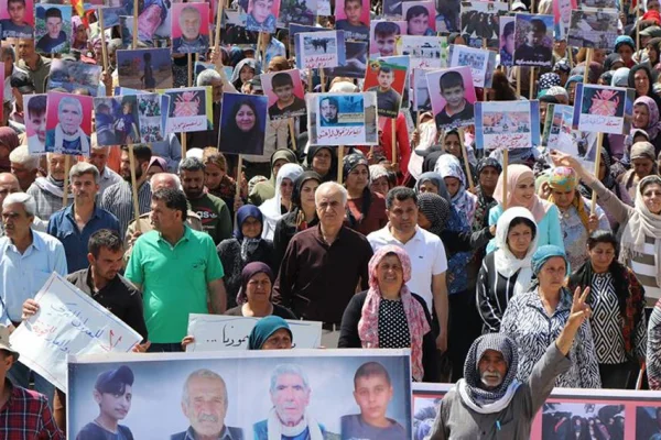 Efrînlilerden protesto yürüyüşü