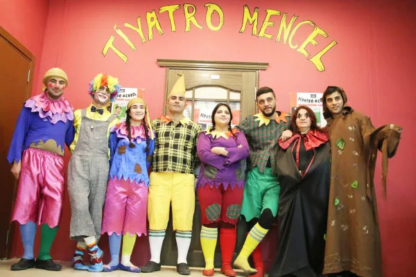 Pano yandı, elektrik yok, Kürtçe yasak