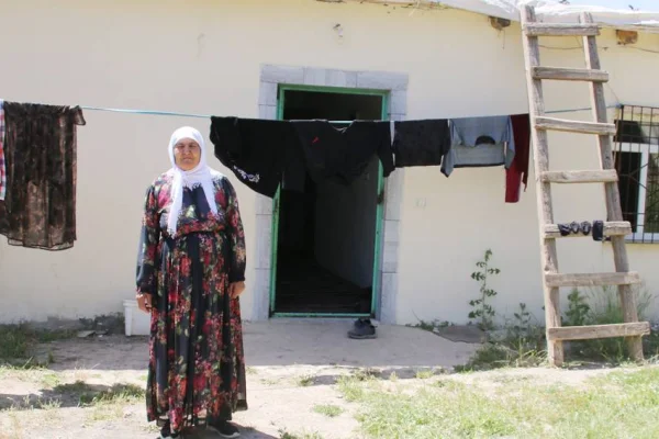 Her şeye rağmen terk etmiyor