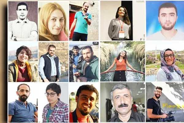 Gazeteciler tekli hücrelerde