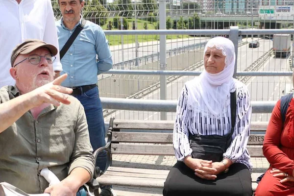 Tutsak yakınları bırakıldı