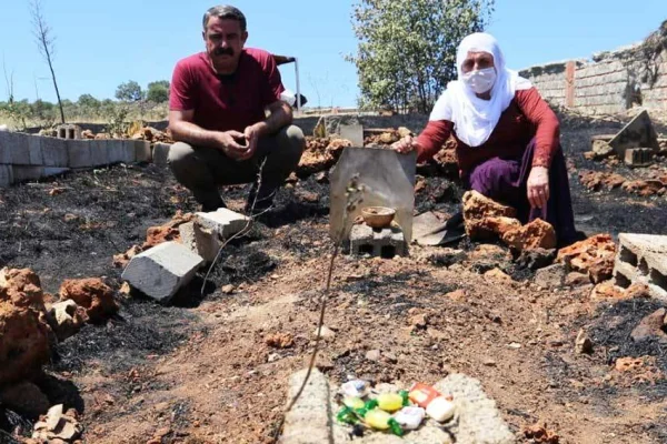 Bayramda mezarlık yaktılar