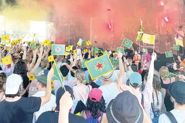 Tekno festivalinde YPG’ye selam 
