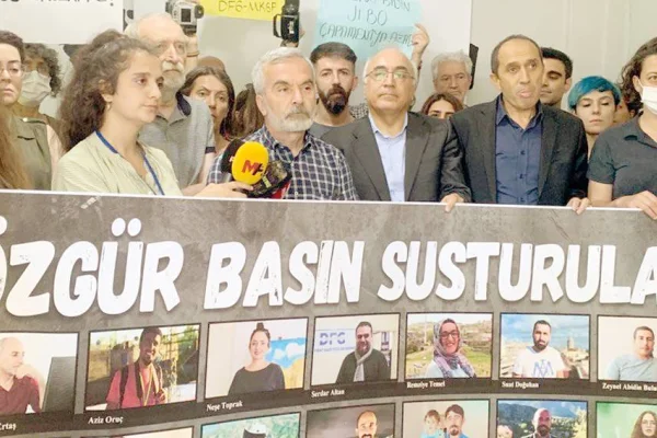Gazetecilere polis saldırısı