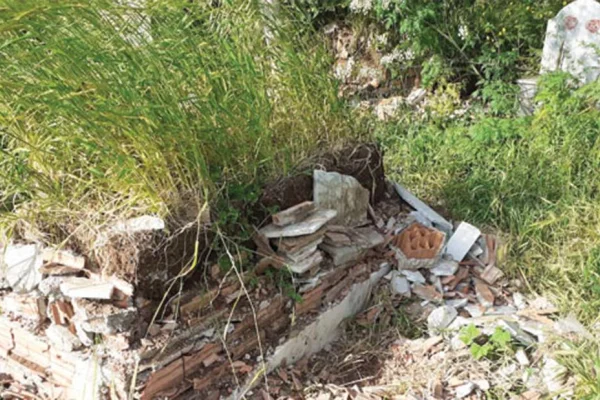 Balyozlarla mezarları parçaladılar