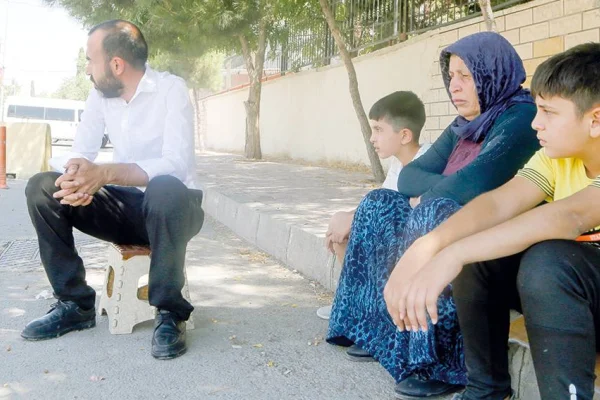Bayramda da adliye kapısındaydı