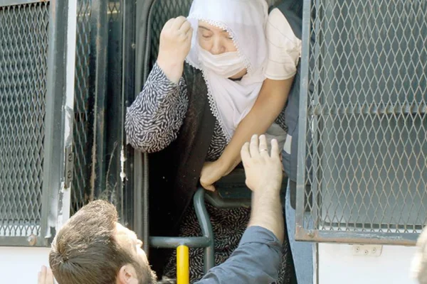 Tutsak annelerine saldırı