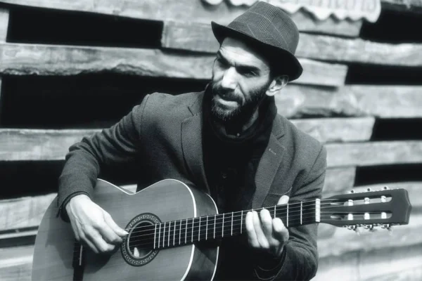 Gitarımı aldım, şiirimi okudum