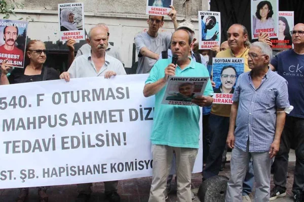 Duvara tutunarak görüşe çıkabiliyor