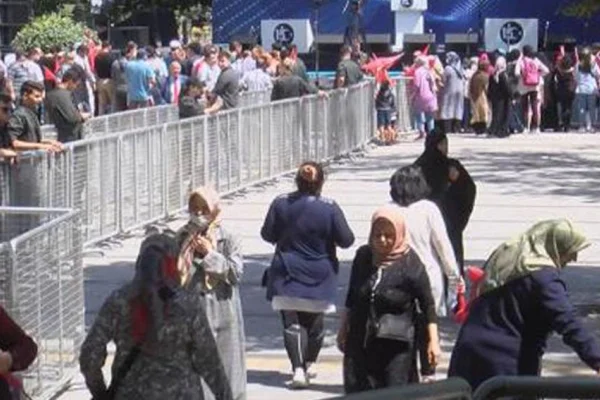 İki kişiyi bir araya getiremeyen iktidar 