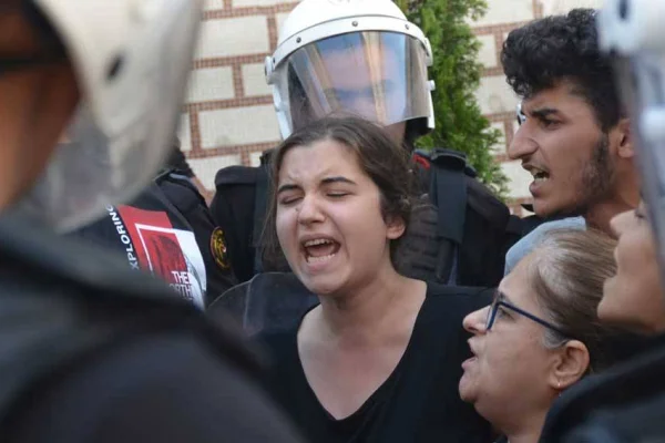 Cenazede devlet terörü