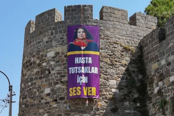 Aysel Tuğluk’un posteri Kadifekale surlarına asıldı