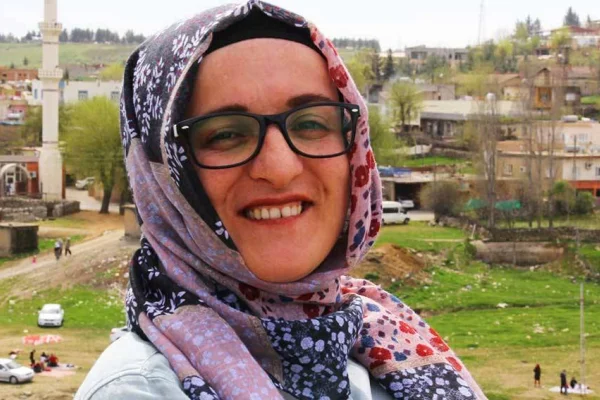 Tutsak gazeteci Şefika Ana'yı yazdı