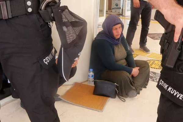 Şenyaşar, polise rağmen nöbette