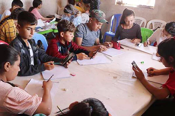 Saldırı altında hayallerini resmediyorlar