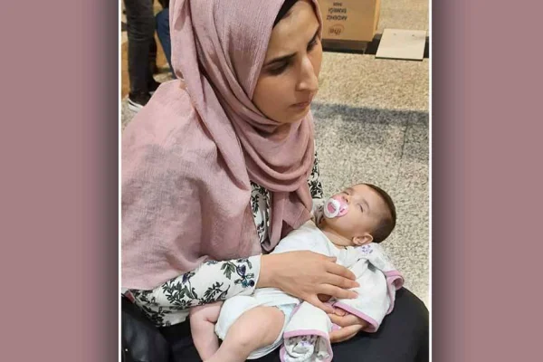 İki aylık bebeğiyle hapsedildi