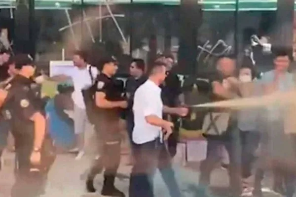 Polis, öğretmenlere saldırdı