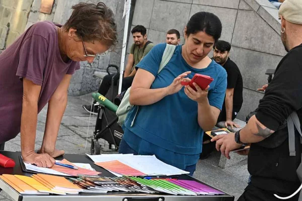 Sandra ve Camille PKK için imza topluyor