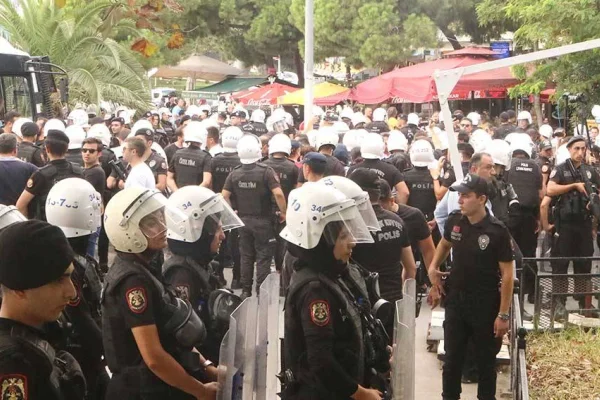 Tutsak yakınlarına işkenceyle gözaltı