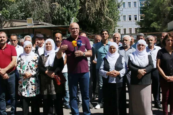 Tutsak aileleri yalnız değil