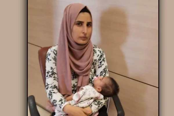 İki aylık bebeğe çıplak arama!