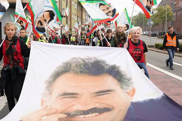 Gençler Öcalan için yürüyor