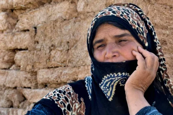 Evi yıkıldığı halde köyünü terk etmiyor