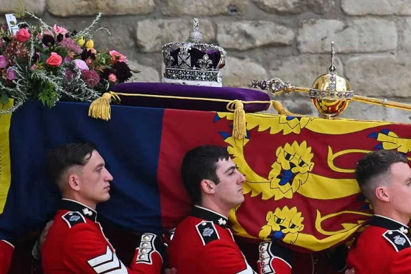 Kraliçe Elizabeth defnedildi