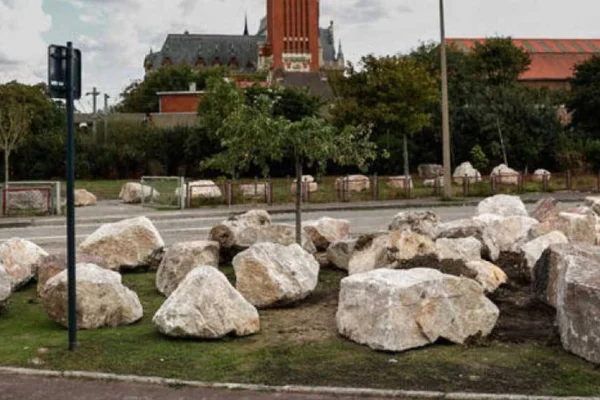 Calais’de göçmenlere kayalı barikat 
