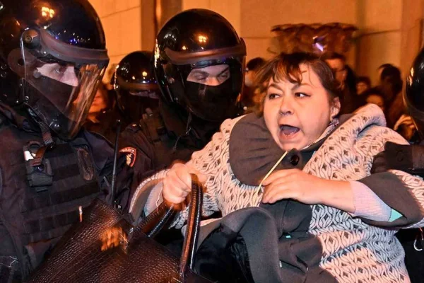 Savaş karşıtlarına gözaltı