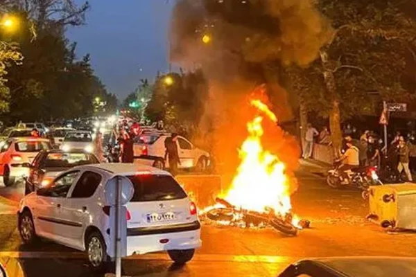 Halk ayakta, rejim pusuda