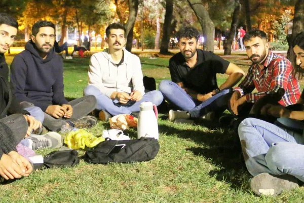 Çatımız gökyüzü, sokaklar evimiz