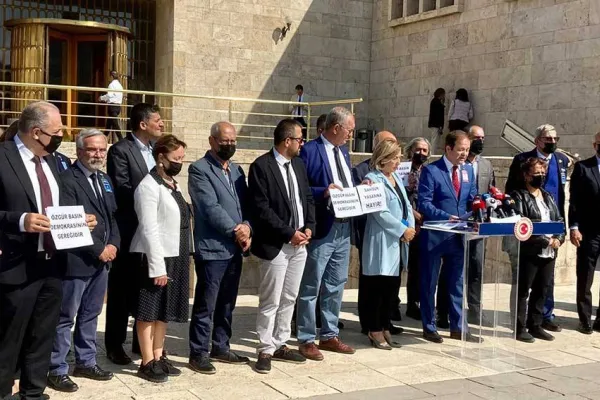 Sansür yasasına ortak tepki