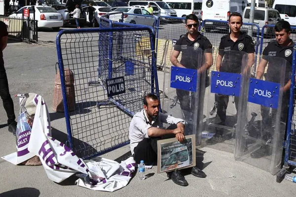 Polis, Şenyaşar'a saldırdı