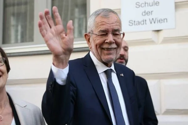 Van der Bellen koltuğunu korudu
