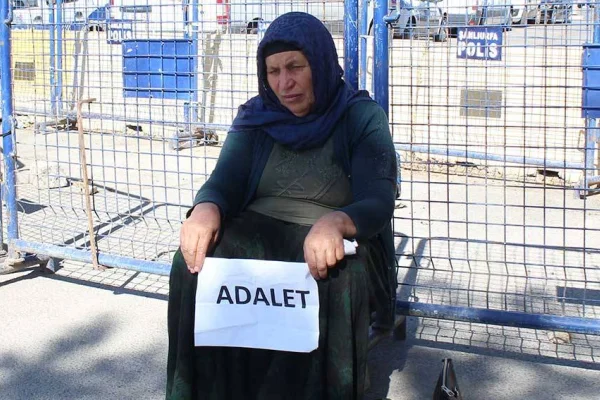 Bariyerler kaldırıldı, araç parkına çevrildi