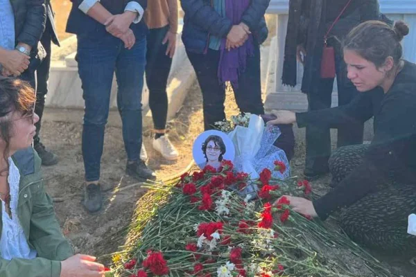 Devlet güçlerine rağmen tören